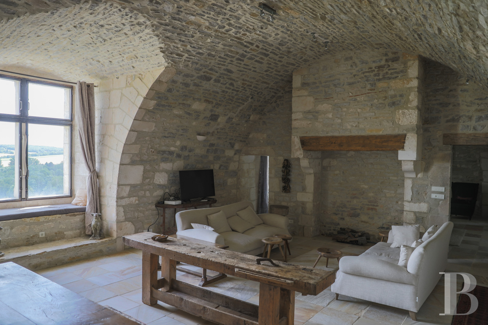 En Bourgogne, non loin de Vézelay, un château en bord de falaise surplombant l’Yonne - photo  n°34